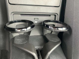 運転席と助手席の間には、カップホルダーも装備して、ドリンクを飲みながら、ドライブを楽しめます。