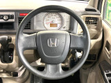 インテリアに合わせたデザインのステアリングは、運転される方のことも考え、運転しやすい形状、大きさです。是非一度、実際に触ってお確かめください。