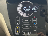 【オートエアコン】一度お好みの温度に設定すれば、車内の温度を検知し風量や温度を自動で調整。暑い&hellip;寒い&hellip;と何度もスイッチ操作をする必要はありません。快適な車内空間には必須の機能ですね♪