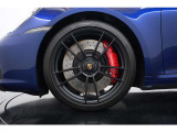 911タルガ4 GTS専用の純正20/21インチアルミホイールを装着。フロント20インチ、リア21インチの迫力あるサイズ設定が、911ならではのワイドでスポーティなスタイリングを際立たせます。
