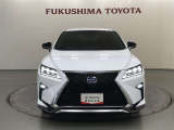 F SPORTはメッシュ形状のスピンドルグリル!切り返し位置を高く置き、薄くシャープなアッパー部分と分厚く堂々としたロア部分の対比が、鋭さと力強さを兼ねそろえたフロントフェイスを表現しています!