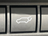 【パワーバックドア】スマートキーや運転席のボタンを押すだけでリアゲートが自動で開閉します!荷物を持っている時や、高い位置にあるバックドアを閉める際に便利な機能です♪