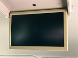 【フリップダウンモニター】大画面モニターで後席でもエンタメをお楽しみいただけます。小さなお子様にも大人気の装備です♪