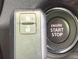 【キーレススタートシステム】カバンやポケットに入れたままでもドアの施錠・解錠が可能なスマートキーを装備。エンジンのオン・オフ時もカギを取り出す必要が無いからとっても便利です♪