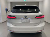 大型のL字型のリアランプもLEDライトを採用。洗練されたデザインにより、シャープなLEDランプの点灯します。後ろからの見た目にもこだわっております。