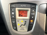 【オートエアコン】一度お好みの温度に設定すれば、車内の温度を検知し風量や温度を自動で調整。暑い&hellip;寒い&hellip;と何度もスイッチ操作をする必要はありません。快適な車内空間には必須の機能ですね♪
