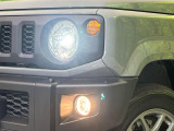 【LEDヘッドライト】悪天候や夜間走行時も良好な視界を確保し安心して運転できる高輝度LEDヘッドライトを装備!点灯速度が早く、消費電力も抑えられています。