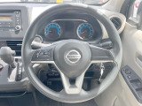 インテリアに合わせたデザインのステアリングは、運転される方のことも考え、運転しやすい形状、大きさです。是非一度、実際に触ってお確かめください。