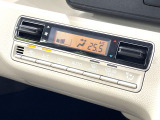 【オートエアコン】一度お好みの温度に設定すれば、車内の温度を検知し風量や温度を自動で調整。暑い&hellip;寒い&hellip;と何度もスイッチ操作をする必要はありません。快適な車内空間には必須の機能ですね♪