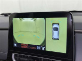 パノラミックビューモニターを装備。駐車場や交差点でクルマを真上から見るように周囲を確認できます。機能の詳細は販売店スタッフまでおたずねください。