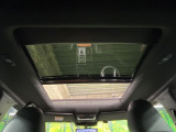 【大型サンルーフ】車内の解放感が一気に上がる大型のパノラマルーフ!季節を問わず開放的で快適なドライブをお楽しみいただけます。流通量も少なく希少価値の高い人気の装備です♪