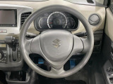 インテリアに合わせたデザインのステアリングは、運転される方のことも考え、運転しやすい形状、大きさです。是非一度、実際に触ってお確かめください。
