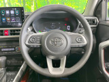 インテリアに合わせたデザインのステアリングは、運転される方のことも考え、運転しやすい形状、大きさです。是非一度、実際に触ってお確かめください。