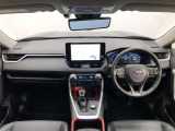 シンプルながら機能性あふれる運転席廻りです。視界性もよく、運転しやすいですよ。