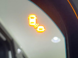 【ブラインドスポットインフォメーション】走行中、ドアミラーの死角になりやすい箇所に後続車が接近するとサイドミラー付近に警告を表示、ドライバーに注意喚起をしてくれます。