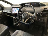 運転席周りのレイアウトをご覧ください。ナビゲーションが綺麗に装着されすっきり収まってますね!