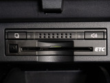 コンソール内一体型のビルトインETC装備!見た目の部分も良いですが、ETCカードの盗難防止になる設置箇所です!料金所の渋滞回避!時間帯・日によって料金の軽減を受けられます!ストレス知らずのドライブ!