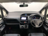 シンプルながら機能性あふれる運転席廻りです。視界性もよく、運転しやすいですよ。