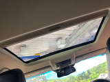 【サンルーフ】開放感たっぷりの希少装備、サンルーフが装着されています!車内に明かりを取り入れたり景色を楽しむ以外にも、車内の空気も簡単に換気できて快適です!