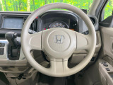 インテリアに合わせたデザインのステアリングは、運転される方のことも考え、運転しやすい形状、大きさです。是非一度、実際に触ってお確かめください。
