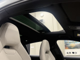 パノラマ ルーフ システム搭載で空気の入れ替えができたり、自然光が入るので車内が明るくなり気持ちよくドライブができます。