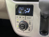 【オートエアコン】一度お好みの温度に設定すれば、車内の温度を検知し風量や温度を自動で調整。暑い&hellip;寒い&hellip;と何度もスイッチ操作をする必要はありません。快適な車内空間には必須の機能ですね♪