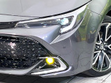 【LEDヘッドライト】悪天候や夜間走行時も良好な視界を確保し安心して運転できる高輝度LEDヘッドライトを装備!点灯速度が早く、消費電力も抑えられています。