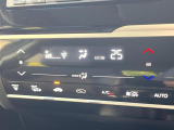 【オートエアコン】一度お好みの温度に設定すれば、車内の温度を検知し風量や温度を自動で調整。暑い&hellip;寒い&hellip;と何度もスイッチ操作をする必要はありません。快適な車内空間には必須の機能ですね♪