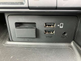 DVD/CD/USB/AUX/フルセグTV/ブルートゥースに加え、アップルカープレイやアンドロイドオートにも対応しています。