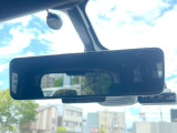 【インテリジェントルームミラー】後席の大きな荷物や同乗者で後方が確認しづらい時でも安心!カメラが撮影した車両後方の映像をルームミラー内に表示。クリアな視界で状況の確認が可能です!