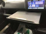 車内での仕事や食事の際に便利なインパネテーブル!A4サイズのノートパソコンやお弁当などが置けます。最大重量10kgのものまで置くことができます。