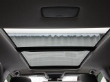 メーカーオプションのムーンルーフが装備されており車内に心地いい開放感を与えてくれます
