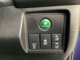 Hondaセンシング用の、VSA(ABS+TCS+横滑り抑制)解除とレーンキープアシストシステムのメインスイッチなどはハンドルの右側に装備しています。燃費に役立つECONボタンもここです。