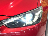 【LEDヘッドライト】悪天候や夜間走行時も良好な視界を確保し安心して運転できる高輝度LEDヘッドライトを装備!点灯速度が早く、消費電力も抑えられています。