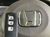 【Hondaスマートキー】カバンやポケットに入れたままでもドアの施錠・解錠が可能なスマートキーを装備。エンジンのオン・オフ時もカギを取り出す必要が無いからとっても便利です♪