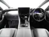 上質で落ち着いた印象のインパネ。視界も広々で運転しやすいです。