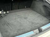 ゆったりとしたトランクルームでございます。たくさんのお荷物の車載が可能でございます。