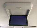 【フリップダウンモニター】大画面モニターで後席でもエンタメをお楽しみいただけます。小さなお子様にも大人気の装備です♪