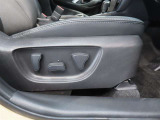 パワーシート搭載。微妙な調整が手軽にでき、ピッタリの最適なポジションで運転することが可能です。