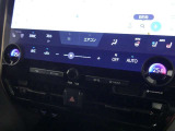 左右独立温度コントロールオートエアコンです。運転席、助手席それぞれで独立して温度設定ができます。冷え性の方が乗っても安心ですね♪