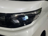 【LEDヘッドライト】悪天候や夜間走行時も良好な視界を確保し安心して運転できる高輝度LEDヘッドライトを装備!点灯速度が早く、消費電力も抑えられています。
