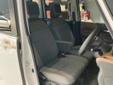 運転席、助手席です。座面も広くゆったりと座れてアームレストも付いているので重宝します。