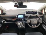 シンプルながら機能性あふれる運転席廻りです。視界性もよく、運転しやすいですよ。