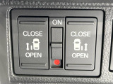 【両側パワースライドドア】スマートキーや運転席のスイッチで後席両側スライドドアの開閉が可能♪電動だから力を入れてドアを開ける必要が無く、小さなお子様でも簡単に開け閉めでき快適です♪