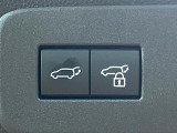 【パワーバックドア】スマートキーや運転席のボタンを押すだけでリアゲートが自動で開閉します!荷物を持っている時や、高い位置にあるバックドアを閉める際に便利な機能です♪