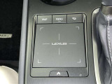 手元でナビゲーションなどの操作を可能にする「リモートタッチ」は、運転姿勢の変化を抑制し、スムーズな操作が可能です。