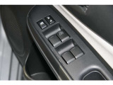 運転席のドアハンドルにはパワーウィンドウ等のスイッチが集約されています。
