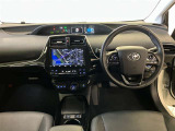 運転席周りのレイアウトをご覧ください。ナビゲーションが綺麗に装着されすっきり収まってますね!
