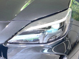 【LEDヘッドライト】悪天候や夜間走行時も良好な視界を確保し安心して運転できる高輝度LEDヘッドライトを装備!点灯速度が早く、消費電力も抑えられています。