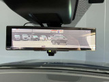 車両後方のカメラ映像をミラー面に投影します。社内の状況や天候に左右されずいつでもクリアな後方視界が得られます。